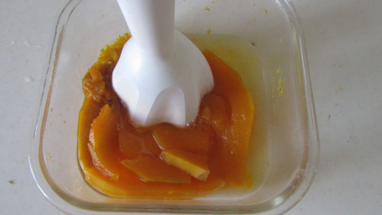 板栗扒娃娃菜,用电动搅拌器将南瓜搅打成泥;