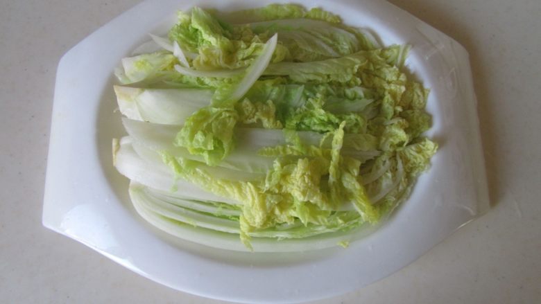 板栗扒娃娃菜,控干水分后摆放在盘中;