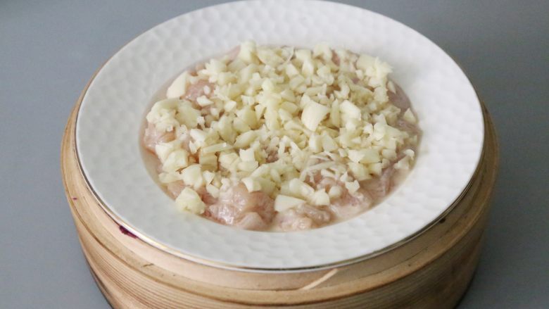 蒜蓉鸡胸肉,放入蒸屉,蒸约15分钟即可。