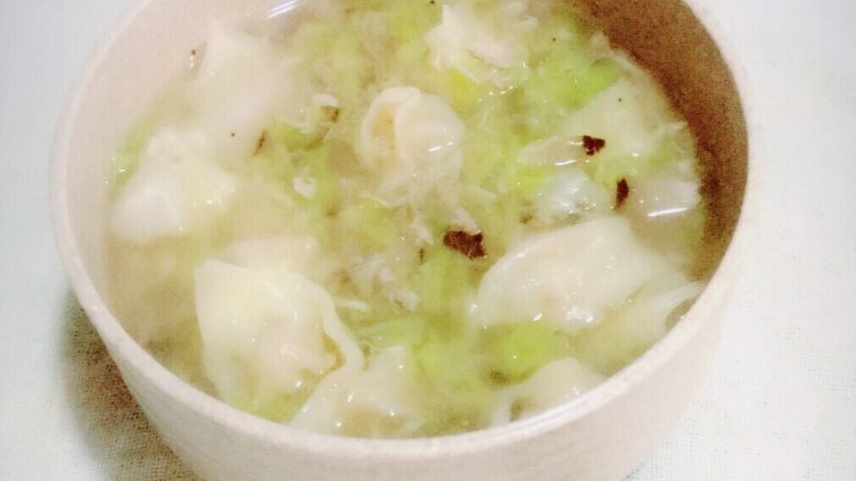鸡肉香菇混沌  宝宝辅食12M+,要起锅的时候加入<a style='color:red;display:inline-block;' href='/shicai/ 112'>小白菜</a>和适量的盐煮熟就可以装碗啦，是不是很简单，宝宝们动手做起来吧