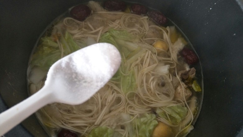 #秋季温补祛风,防感冒#老母鸡汤面条篇,加适量盐,煮3~4分钟即可出锅