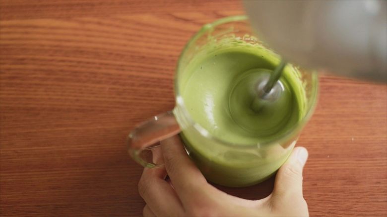 铜锣烧 夹奶油抹茶红豆,混合抹茶粉、淡奶油、细砂糖,打发至8成,有尖角。