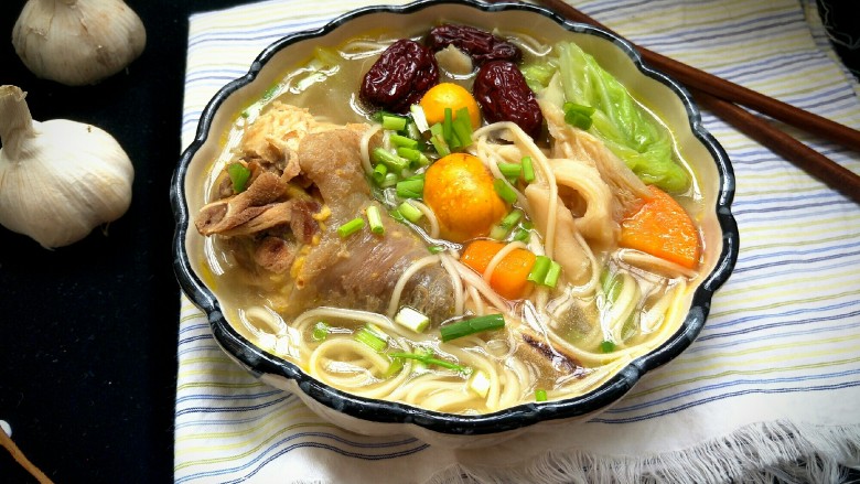 #秋季温补祛风,防感冒#老母鸡汤面条篇,不管远看还是近看都是无懈可击,配上蔬菜更是营养又健康❤