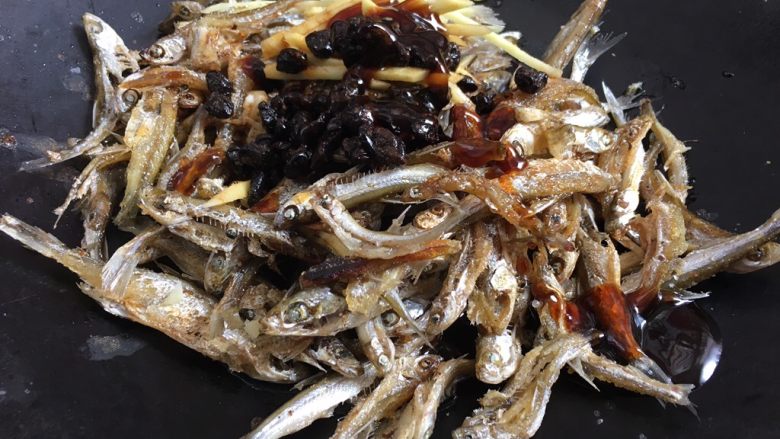 豆鼓焖河鱼,放生抽适量和蚝油一匙调味,我没有放盐!生抽和蚝油中和出来的味道刚好的,不会咸也有味!