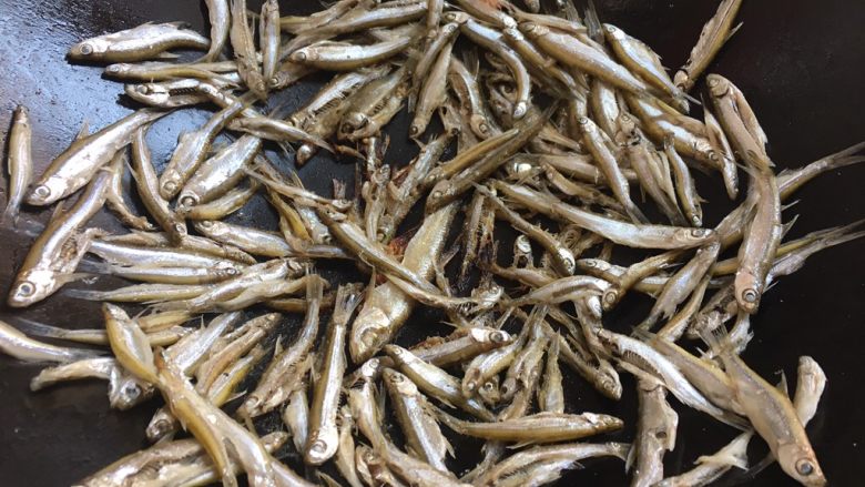 豆鼓焖河鱼,等鱼煎好了一面,停火!等锅完全冷却了以后就可以轻而易举翻过另一面再煎