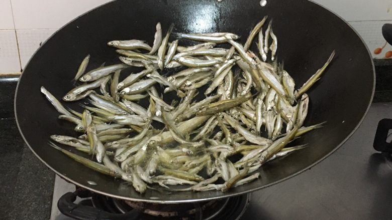 豆鼓焖河鱼,煎的同时随时转动锅,把每一个地方都要煎到金黄