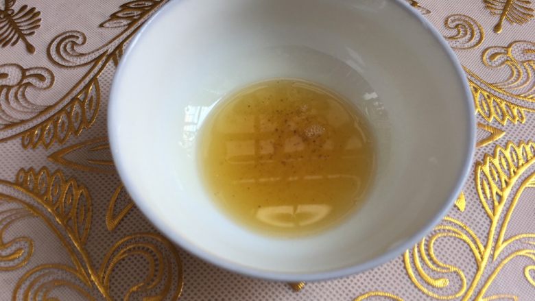 豆鼓焖河鱼,留少许底油,锅刷干净