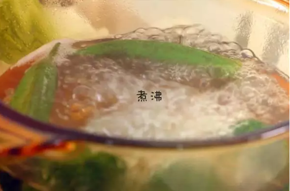 快手午餐便当,十分钟搞定挑食宝宝,2、将秋葵、<a style='color:red;display:inline-block;' href='/shicai/ 119'>西兰花</a>、虾仁放入水中煮沸后,捞起,放凉备用。
