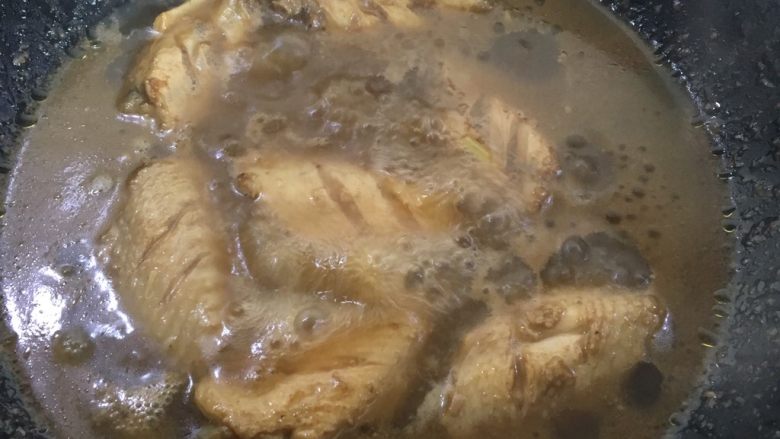 可乐鸡翅,锅中放入适量的油，葱姜切片，炒香把葱姜挑出去，在把鸡翅放入，炒至两边变色，倒入适量的水和可乐，大火烧开小火炖，加入适量的盐