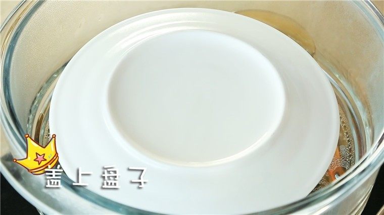 龙利鱼蒸糕,盖盘子,用中火蒸20分钟后再焖5分钟。
ps:盖盘子能有效的防止水汽进入面糊中,保持面糊表面的平整。