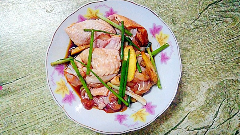 胡萝卜土豆酿鸡翅,把鸡翅抓匀,腌制30分钟