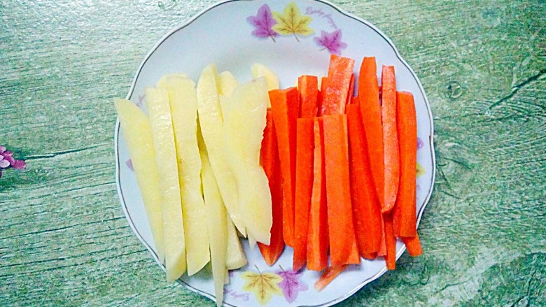 胡萝卜土豆酿鸡翅,把土豆,胡萝卜切成比鸡翅长点的细长条