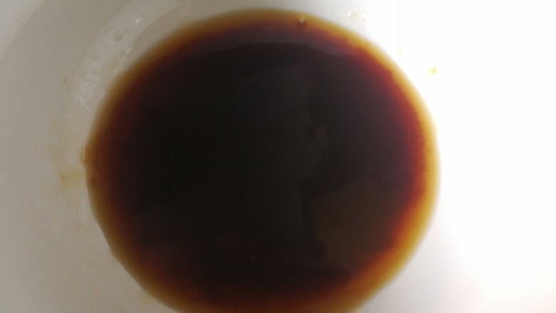 蚝油草菇炒芦笋,<a style='color:red;display:inline-block;' href='/shicai/ 721'>蚝油</a>要用到一汤勺甚至更多一点的量。倒入碗中后加水不能多,稀释的作用目的是在锅里不容易糊锅而且能更好的包裹住锅里的草菇和芦笋。