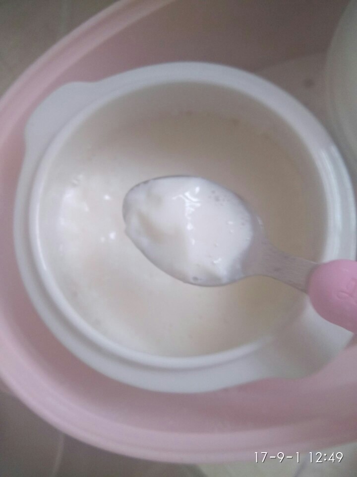 双皮奶〔超级简单版〕,时间到,十分钟后开盖就是这样的,嘻嘻,成了〔有点小泡泡,蒸之前没有过筛😂哦噢,把这么重要的一步给忘了,下次做一定记得过筛〕😜