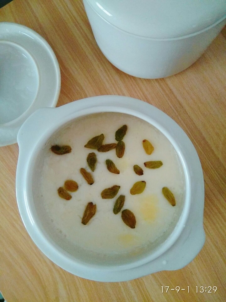 双皮奶〔超级简单版〕,成品……颜值不是很好哈,第一次做没关系,下次再做好点……😀