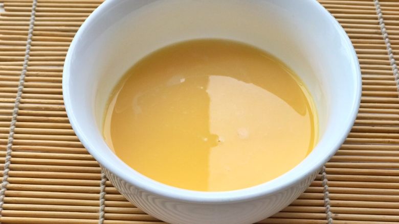 幸福满满厚蛋烧(宝宝辅食),过滤完的蛋液非常的细腻