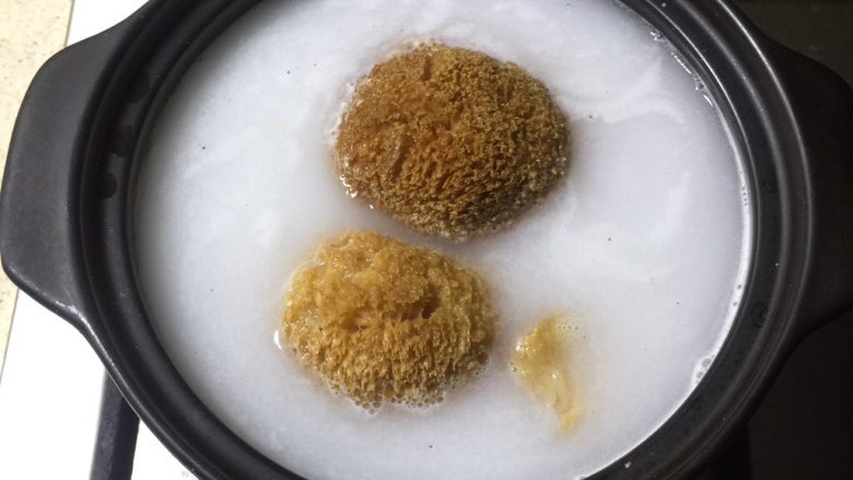 荷香蒸猴头菇鸡腿肉(附如何清洗猴头菇),粘米水煮至30-40度。感觉比手的温度高一些但不烫手,放入<a style='color:red;display:inline-block;' href='/shicai/ 236'>猴头菇</a>。
