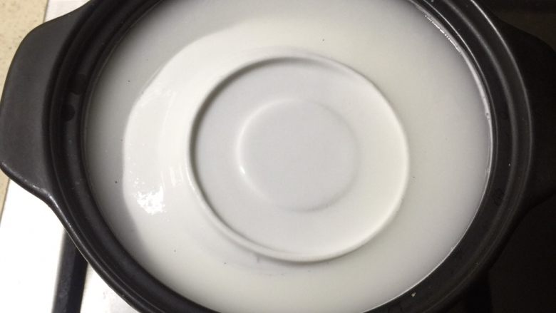 荷香蒸猴头菇鸡腿肉(附如何清洗猴头菇),找一个盘子,盖在猴头菇上,目的是让猴头菇完全浸入水中。