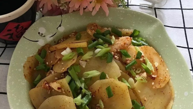 凉拌土豆片,是不是很有食欲啊!赶快试一下吧!