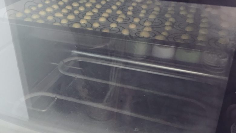 蛋黄溶豆,放入烤箱,上下火110度,20分钟