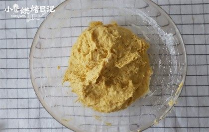 蒸出来的点心也能如此美味---南瓜发糕,模具表面擦薄薄的油，把发酵好的面糊用刮刀压拌，排出空气