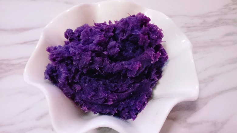 芝士紫薯球#附紫薯泥制作#,紫薯泥做好了,一定要搅拌均匀,且无颗粒。
这个方法制作紫薯泥可以做各种点心的馅料。
