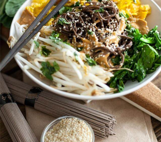 全素无麸质泰式荞麦面,淋上酱汁,撒上新鲜香菜碎(适量)和芝麻做装饰,就可以享用了。