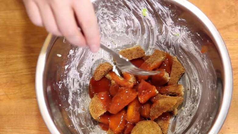 全素布法罗鸡肉凯撒卷,鸡肉块加热好之后,切成小块并与全素布法罗酱汁(1/2杯)拌匀。