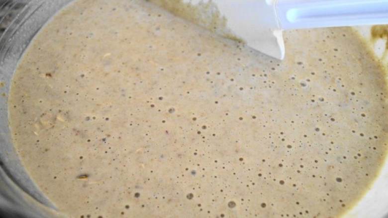 草莓酸奶燕麦马芬,在大号搅拌碗中，混合燕麦面粉（1 3/4杯），细砂糖（3/4杯），大麦粒（2汤匙），泡打粉（1汤匙），盐（1/4茶匙），肉豆蔻粉（1/4茶匙），小苏打（1/4茶匙）。