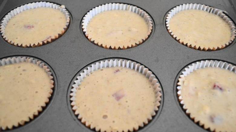 草莓酸奶燕麦马芬,舀1/3杯的面糊到每个马芬杯中，烤30分钟左右。