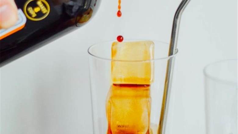 爱尔兰薄荷冰咖啡,在玻璃杯中装上冰块,倒入冷萃浓缩咖啡(1/2杯)。