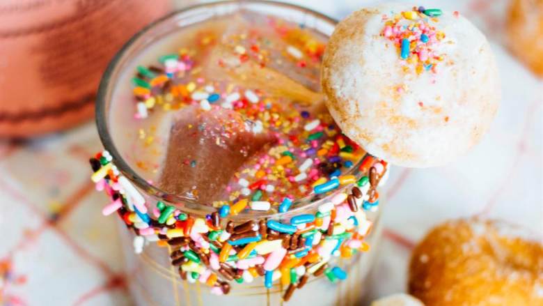 咖啡牛奶鸡尾酒配迷你甜甜圈,在调酒器中，混合培恩咖啡龙舌兰鸡尾酒（112克），龙龙舌兰酒，牛奶（112克），香草糖浆，加入冰块。