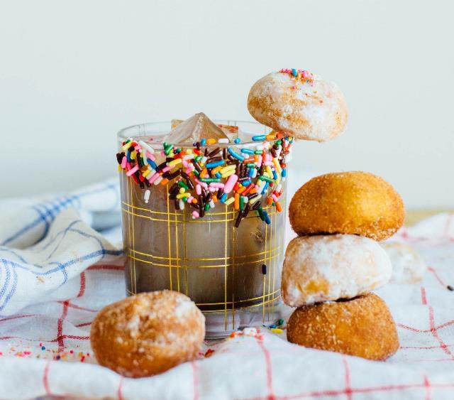 咖啡牛奶鸡尾酒配迷你甜甜圈,可以享用啦！