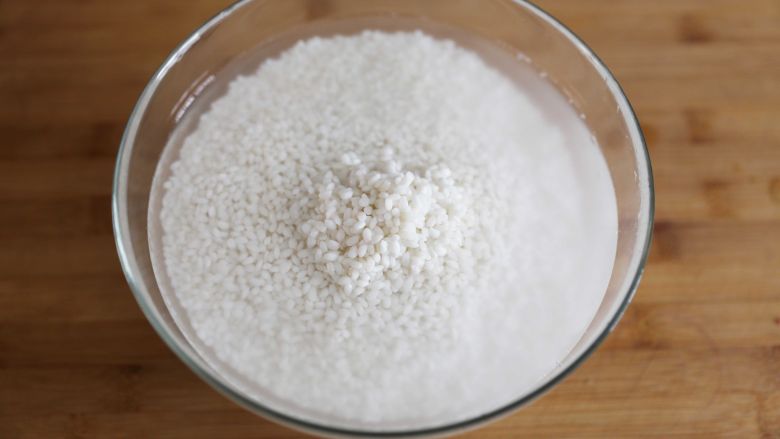 泡菜五花肉粽子,糯米洗净后,温水浸泡1小时以上