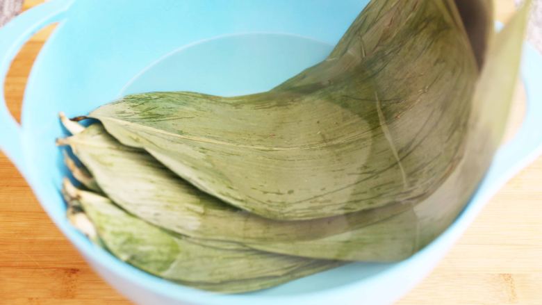 泡菜五花肉粽子,准备粽叶(10 张),洗净,用开水烫泡,使其变软