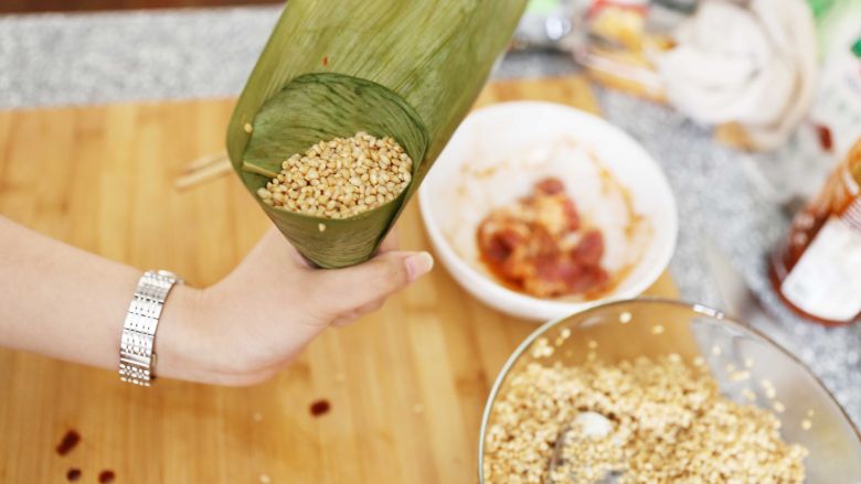 泡菜五花肉粽子,最后用糯米填上,8分满就可以