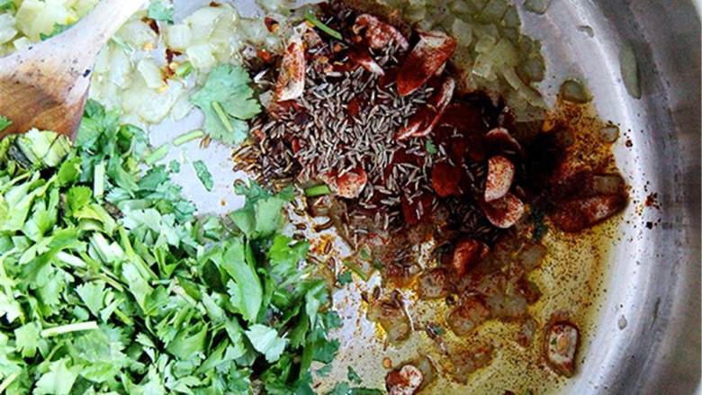 北非鹰嘴豆汤,加入孜然籽 ,红辣椒粉 ,红辣椒片(压碎) ,香菜茎和叶子(粗略切碎) ,大蒜(切碎) (2 瓣) ,搅拌1分钟。