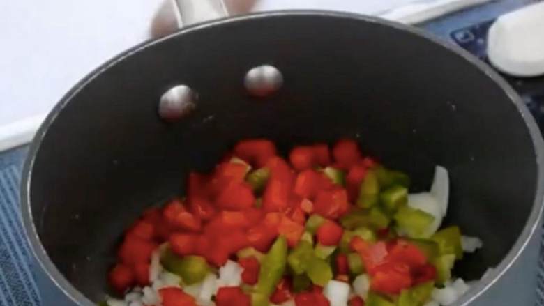 脆烤金枪鱼莳萝丸子,青椒 ，红椒 ，洋葱 ，大蒜 剁碎，倒入平底锅中，煸炒10分钟至变软。