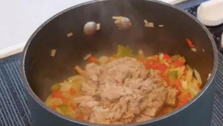 脆烤金枪鱼莳萝丸子,蔬菜炒软之后，加入金枪鱼 ，继续加热10-15分钟。然后冷却。