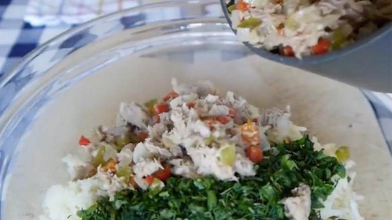 脆烤金枪鱼莳萝丸子,在碗中，加入土豆泥 ，欧芹 ，香葱 ，莳萝 和冷却好的金枪鱼。