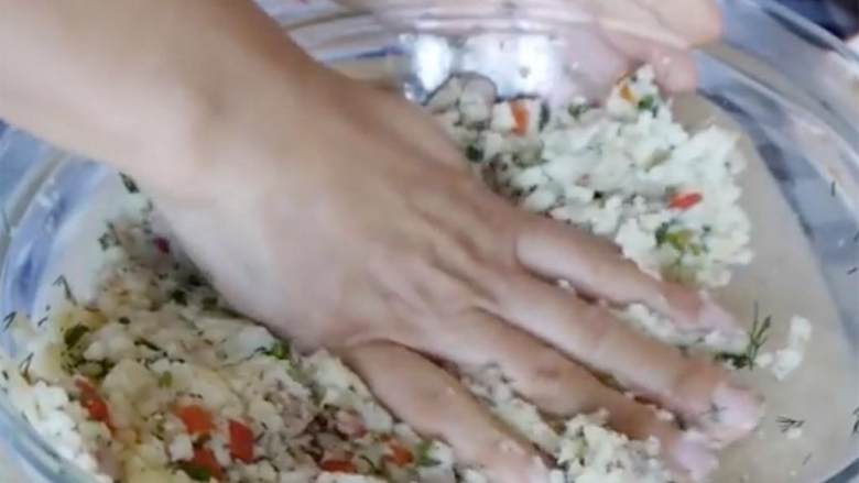 脆烤金枪鱼莳萝丸子,撒上盐 ，黑胡椒 (1/2 茶匙) 调味，混合均匀，先用木勺搅拌，然后用手揉捏拌匀。