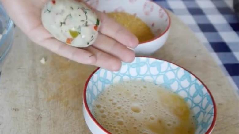 脆烤金枪鱼莳萝丸子,混合均匀后就开始制作丸子。