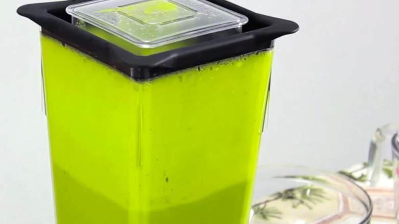小朋友超爱的绿色香蕉奶昔,使用Blendtec的话,按下Smoothie按钮;使用Vitamix的话,选择可变速度1档,然后按下开关,迅速增速到10档,搅拌45秒,至顺滑。