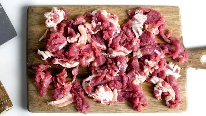 辣味孜然羊肉配手擀面,羊肉和腌料混合均匀，用手抹匀，腌制至少2个小时。