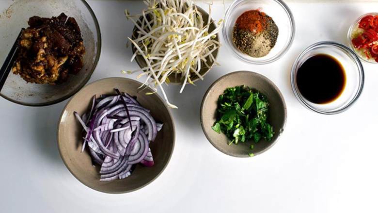 辣味孜然羊肉配手擀面,在第四个碗中，混合新鲜香菜末 ，新鲜薄荷碎 。