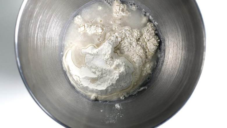 辣味孜然羊肉配手擀面,来制作手擀面。在立式搅拌器的搅拌碗中，倒入饺子粉 ，盐 ，水 。（或可以使用钩状头的手持搅拌器）（不推荐手揉）。