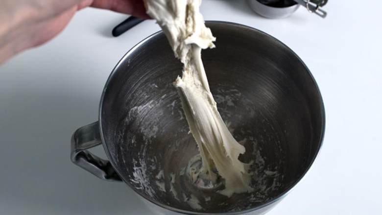 辣味孜然羊肉配手擀面,面团放入抹了油的碗中，盖上保鲜膜，静置至少1个小时，在一个大号烤盘中铺上烘焙纸，备用。