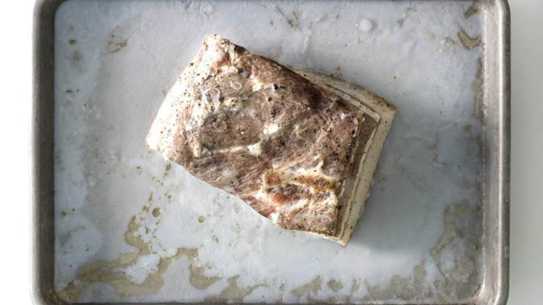 广式烧肉,用锡纸紧紧地包裹起来,放入预热好的烤箱中烤2小时到2小时15分钟,肉应该能用叉子轻松戳透,但是不软烂。