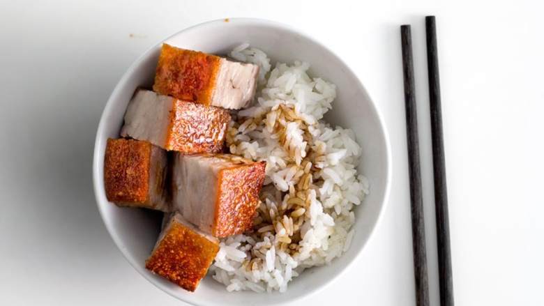 广式烧肉,烧肉搭配适量黄芥末,或者搭配米饭,淋上适量甜酱油一起吃。