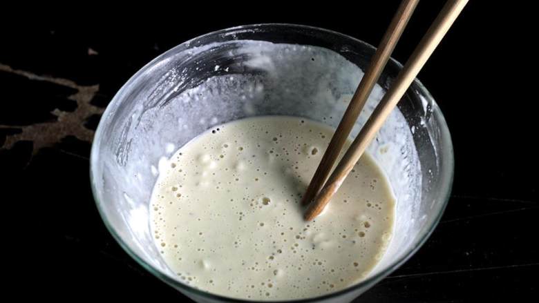 自制鸡块,如果有小的面粉结块也不要紧。从冷冻室中取出适量鸡块,放入面糊中,保持低温(小心不要让它们黏在一起了)。